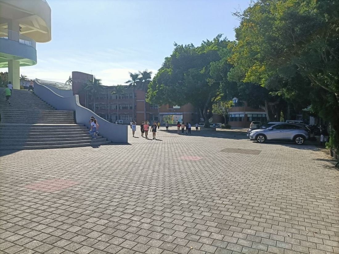 下課站哨視角：警衛室門口往教學區